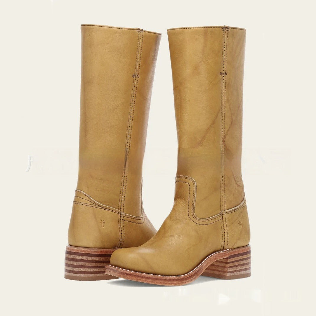 Moda donna autunno: stivali cowboy con punta squadrata e tacco medio, calzature western chic.