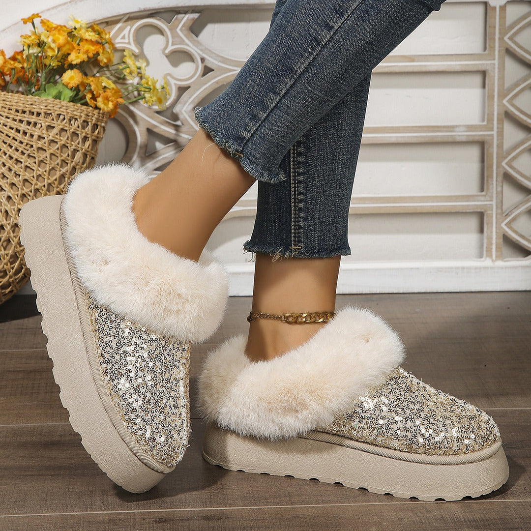 Donna con stivali plateau eleganti, perfetti per un outfit casual chic. Comfort e stile per ogni occasione.