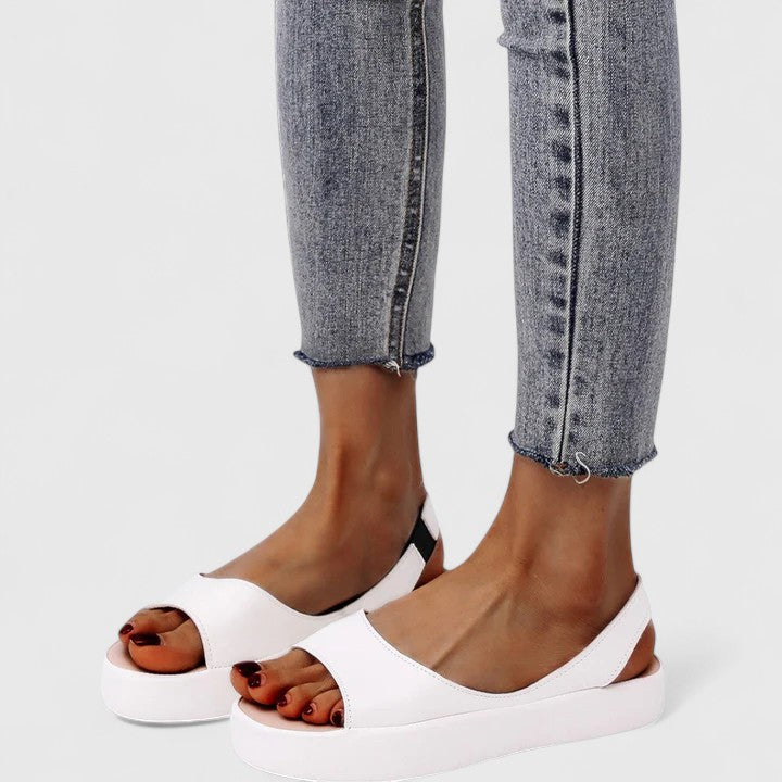 Sandali casual da donna, stile estivo leggero e colorato, perfetti per la spiaggia e look alla moda.