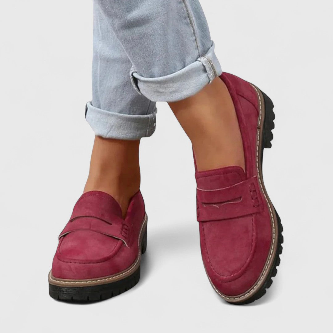 Dettaglio mocassini donna traforati, suola ammortizzata. Scarpe casual slip-on, perfette per comfort quotidiano.