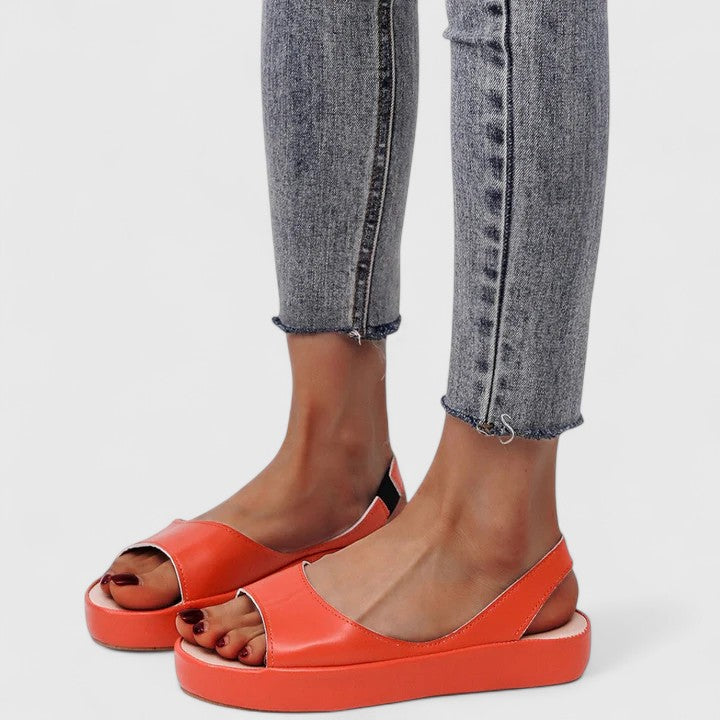 Sandali da donna con supporto confortevole, leggeri ed estivi, ideali per vacanze e outfit casual chic.