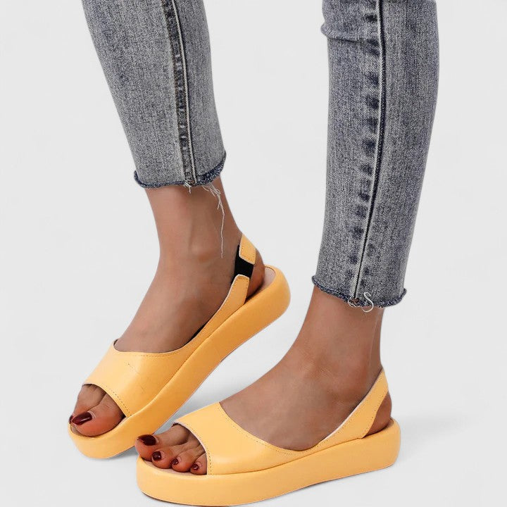 Moda estiva: sandali donna comodi, leggeri e colorati, perfetti per la spiaggia e passeggiate rilassanti.