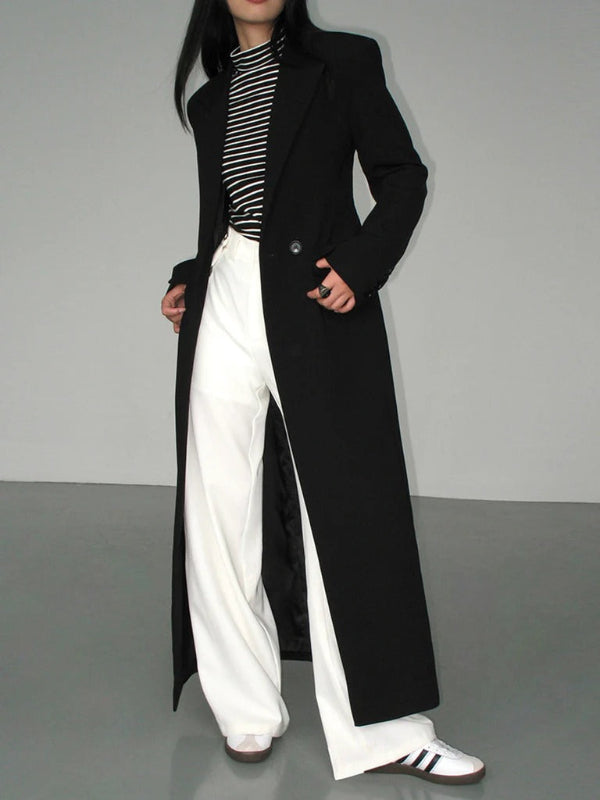 Cappotto lungo doppiopetto nero da donna, elegante per l'inverno. Stile classico e moda invernale outerwear.