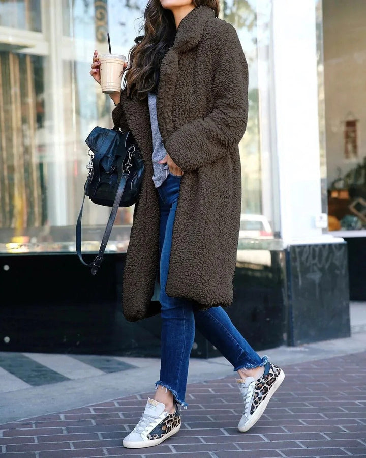 Morbido cappotto donna lungo effetto teddy. Capo essenziale e alla moda per l'inverno più freddo.