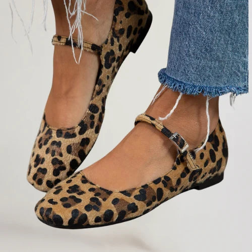 Ballerine da donna con stampa leopardata e raffinato cinturino alla caviglia, perfette per look eleganti e casual.