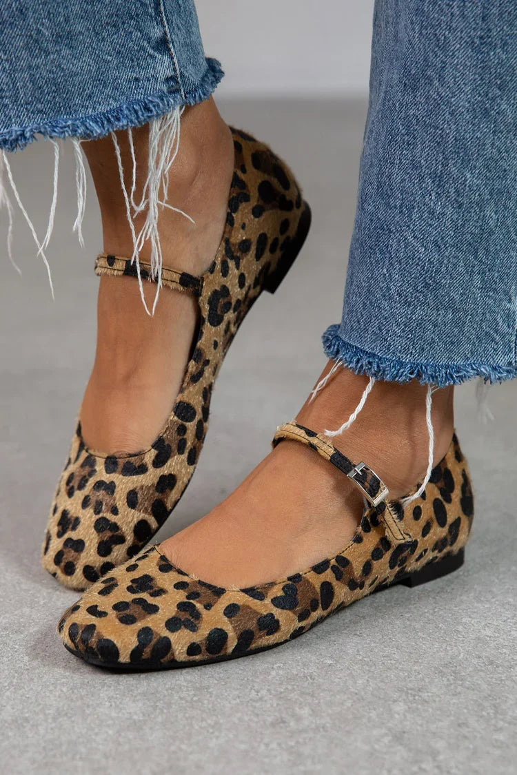 Ballerine eleganti da donna con stampa animalier leopardata e comodo cinturino alla caviglia, versatili e di tendenza.