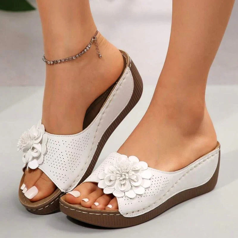 Ciabatte donna con zeppa e supporto plantare, fiore decorativo per comfort estivo alla moda.