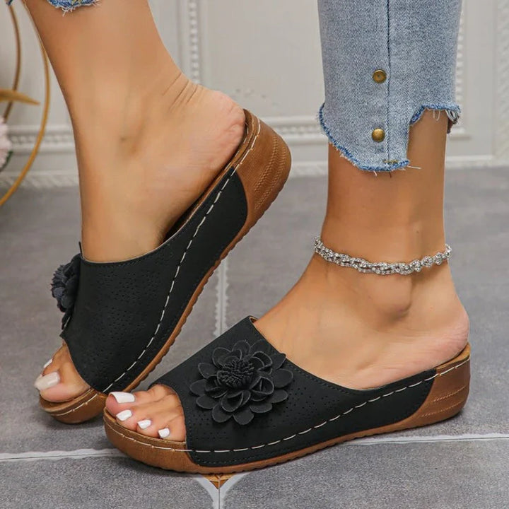 Ciabatte donna con zeppa e fiore, supporto plantare per sandali casual moda.
