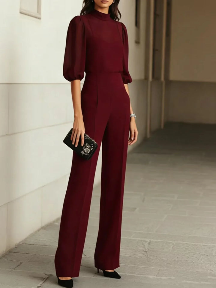 Dettaglio completo donna elegante: top semitrasparente con maniche a sbuffo e tessuto leggero. Moda femminile raffinata.
