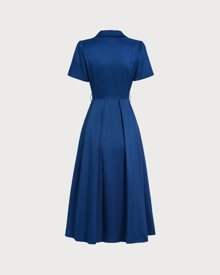 Abito da giorno blu midi plissettato, con scollo a V e bottoni, ideale per creare una silhouette valorizzata.