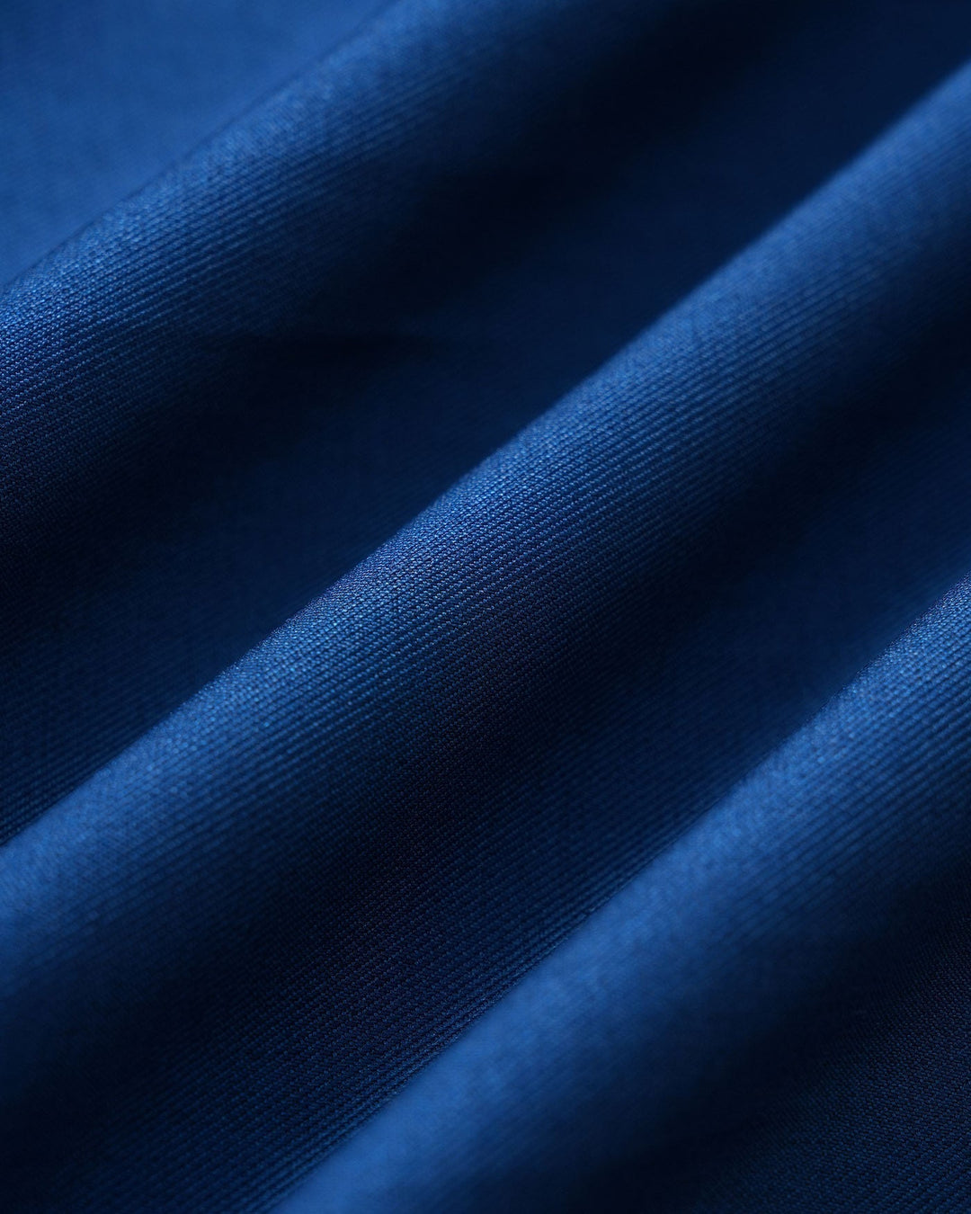 Raffinato abito donna midi plissettato blu, con scollo a V, bottoni e un design moderno per l'estate.