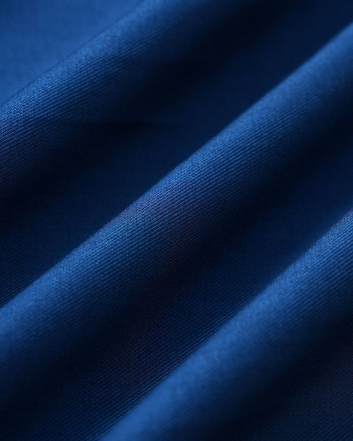 Raffinato abito donna midi plissettato blu, con scollo a V, bottoni e un design moderno per l'estate.