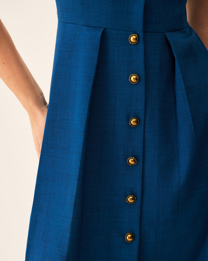 Elegante vestito blu midi plissettato, con scollo a V e fila di bottoni frontali, ideale per l'estate.