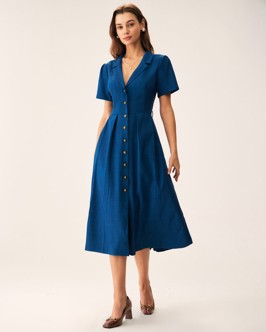 Vestito midi blu da donna, con pieghe, scollo a V profondo e bottoni decorativi, per un look raffinato.
