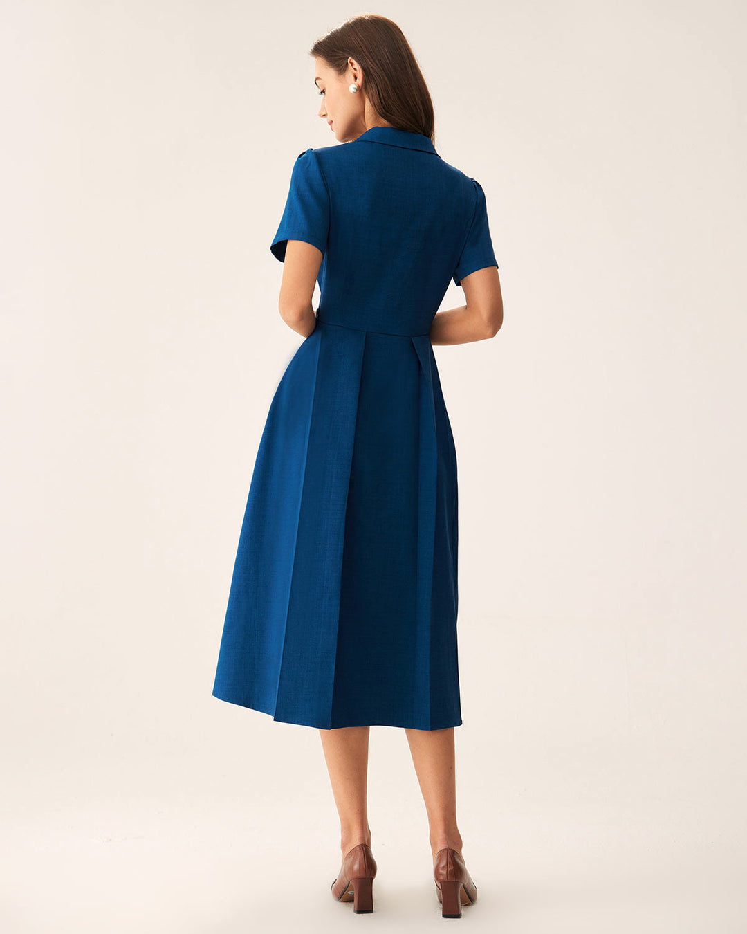 Chic abito donna midi plissettato blu, con scollo a V e bottoni frontali, per un'eleganza senza sforzo.