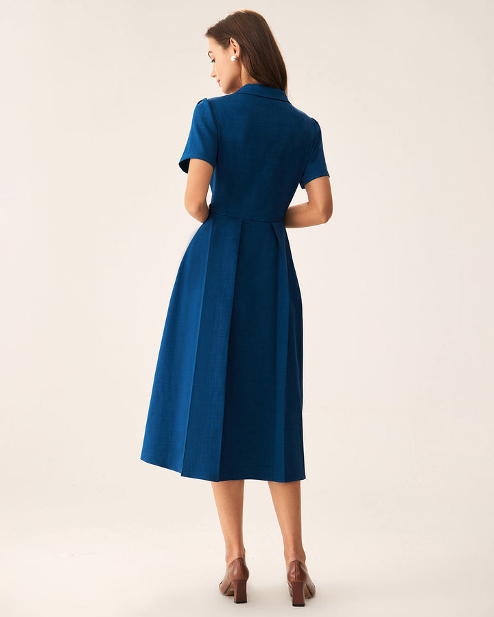 Chic abito donna midi plissettato blu, con scollo a V e bottoni frontali, per un'eleganza senza sforzo.