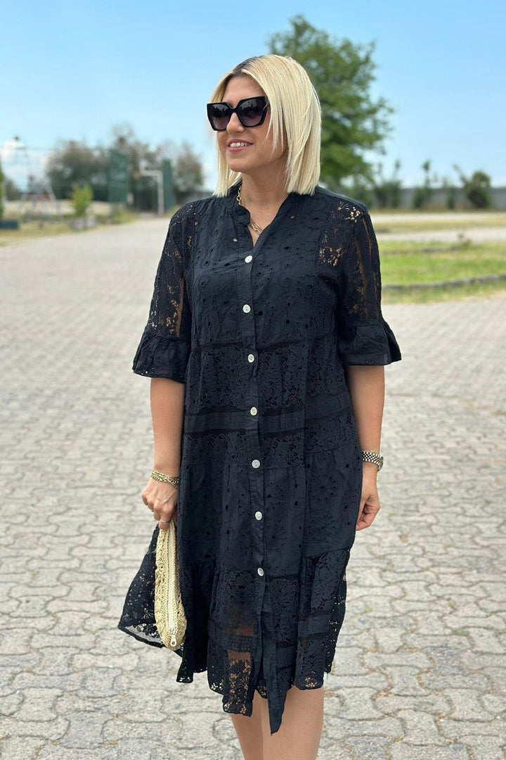 Abito midi azzurro da donna, linea A, con maniche a 3/4 e bottoni. Un capo versatile per primavera ed estate.