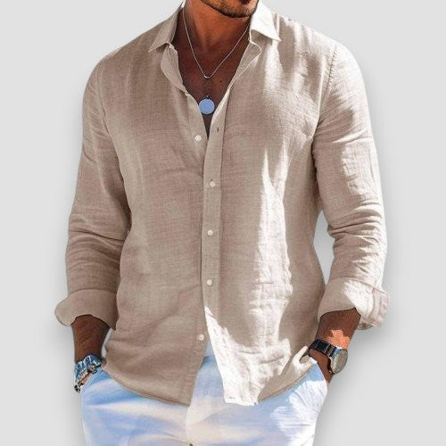 Camicia uomo estiva piegata, che mostra il tessuto in cotone poliestere, ideale per viaggi e facili da abbinare.