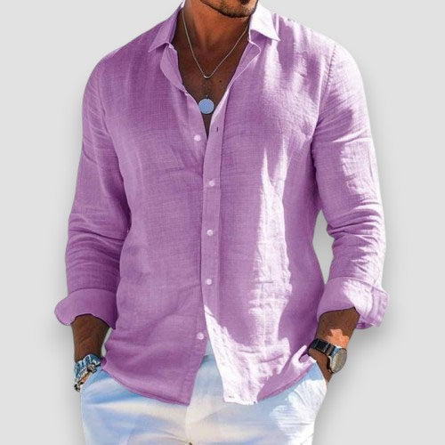 Modello posa con camicia uomo estiva in cotone poliestere, vestibilità comoda e look casual chic per le vacanze.