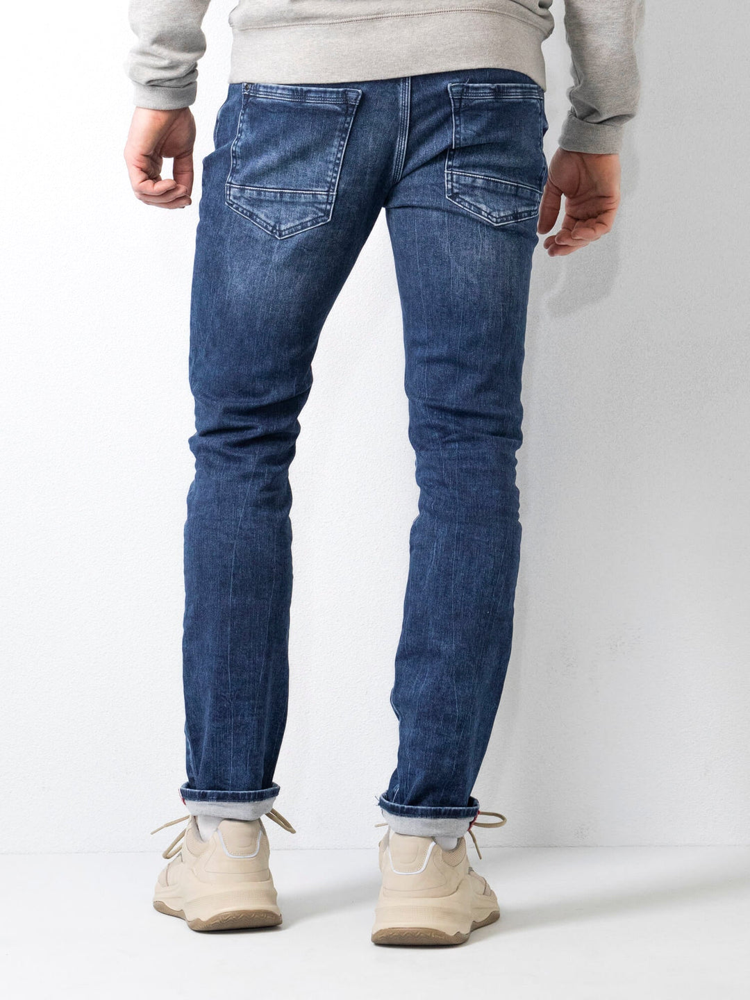 Jeans uomo comfort slim fit, cinque tasche, versatile per la moda maschile.