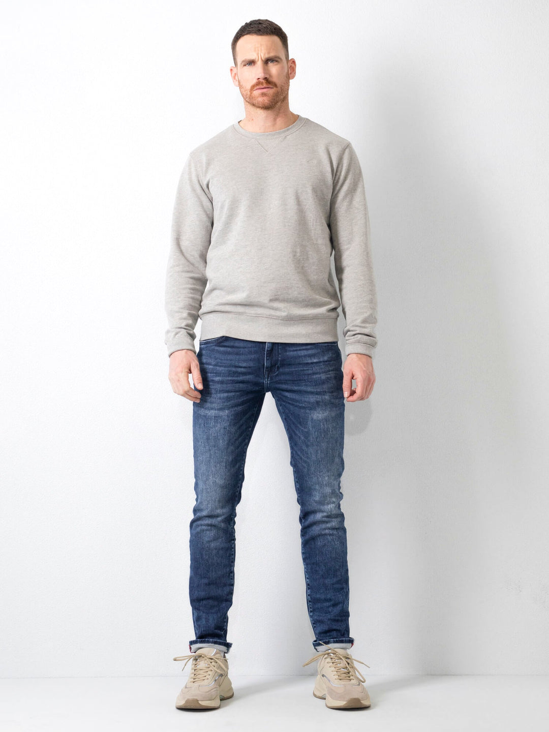 Jeans uomo stile moderno, taglio slim fit, blu o nero, per comfort e versatilità.