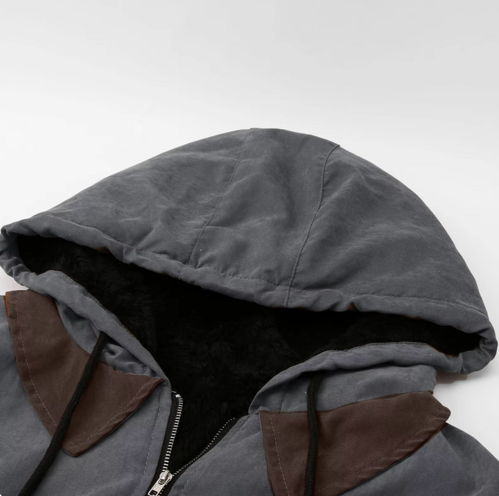 Giacca uomo con tasche multiple, cappuccio, stile bomber classico, abbigliamento autunnale confortevole.
