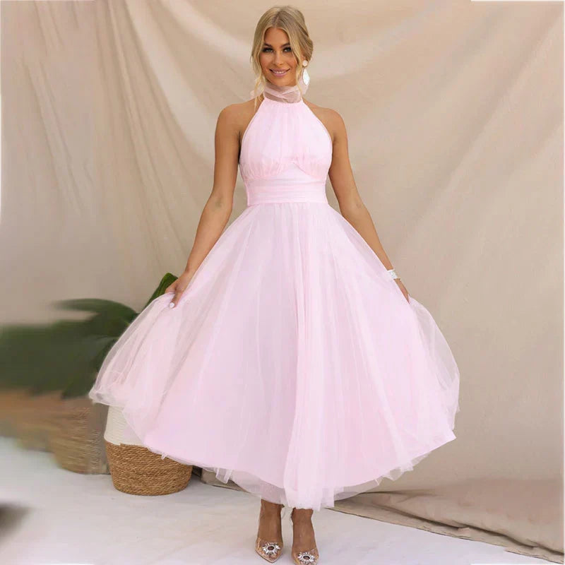 Abito da donna elegante con scollo all'americana, perfetto per cerimonie ed eventi speciali.