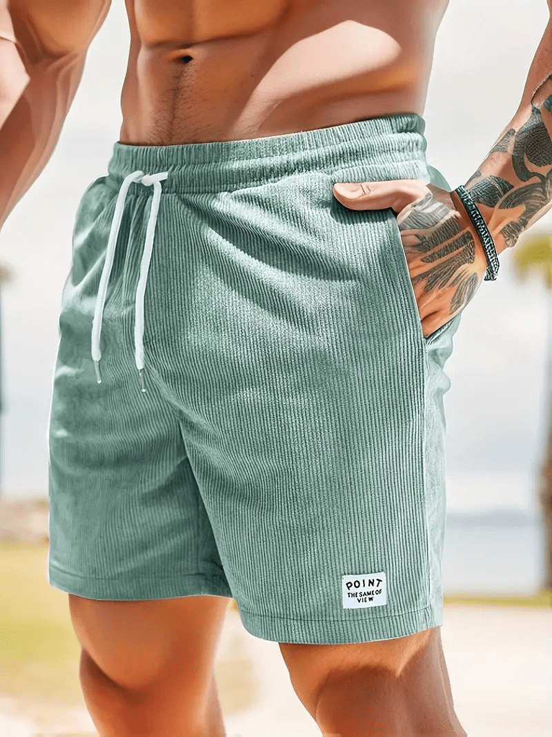 Pantaloncini uomo moderni per un look estivo sartoriale. Goditi il comfort estivo in città o al mare.