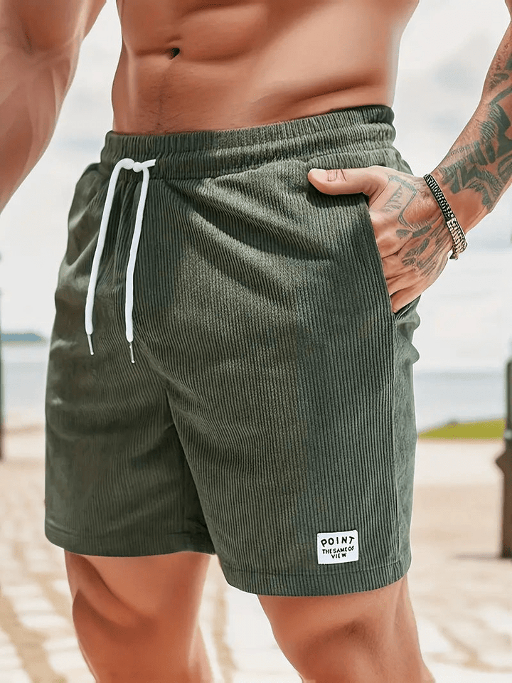 Pantaloncini estivi uomo sartoriali leggeri, perfetti per look moderni e confortevoli. Ideali per vacanze.