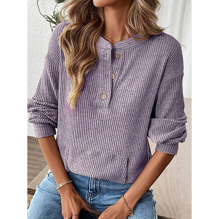Elegante maglia Henley da donna a coste lilla con bottoni, ideale per un abbigliamento casual e moda primavera.