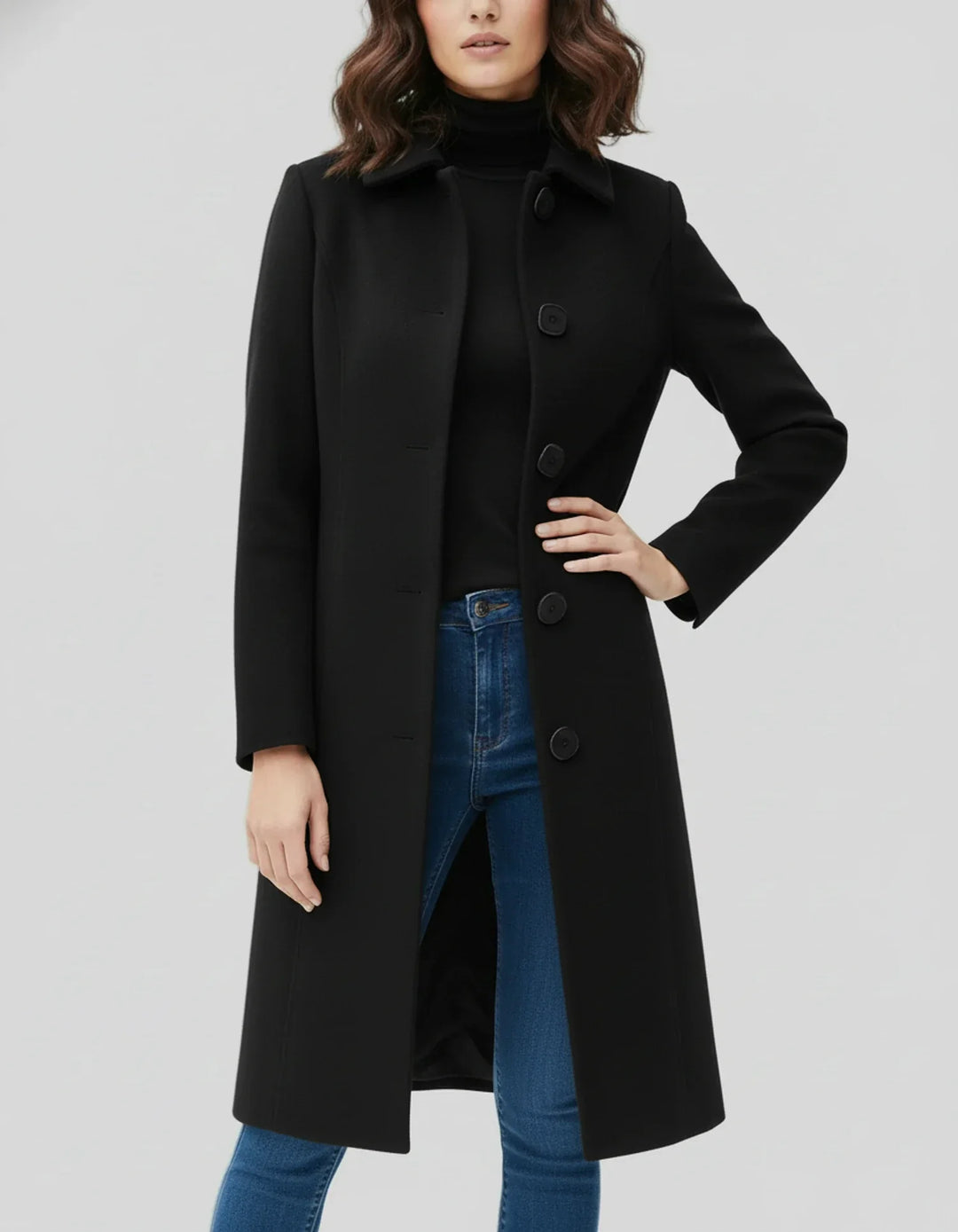 Caldo cappotto lungo invernale da donna, ideale per affrontare il freddo con stile e comfort.