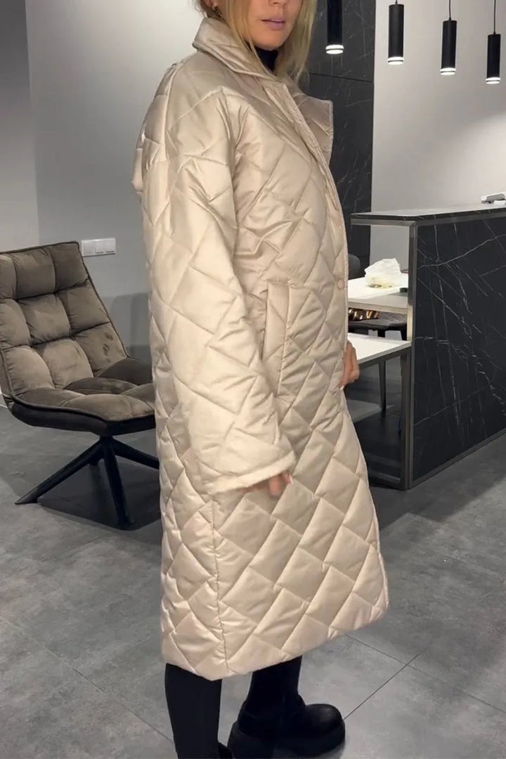 Elegante giacca trapuntata leopardata donna, perfetta per abbigliamento invernale. Calda e versatile per ogni outfit.