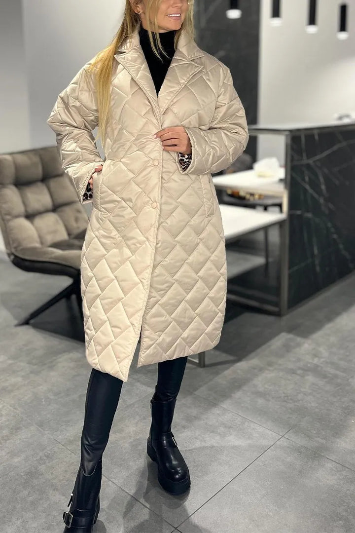 Cappotto donna trapuntato leopardato, stile medio, per un look casual-chic. Moda invernale comoda e trendy.