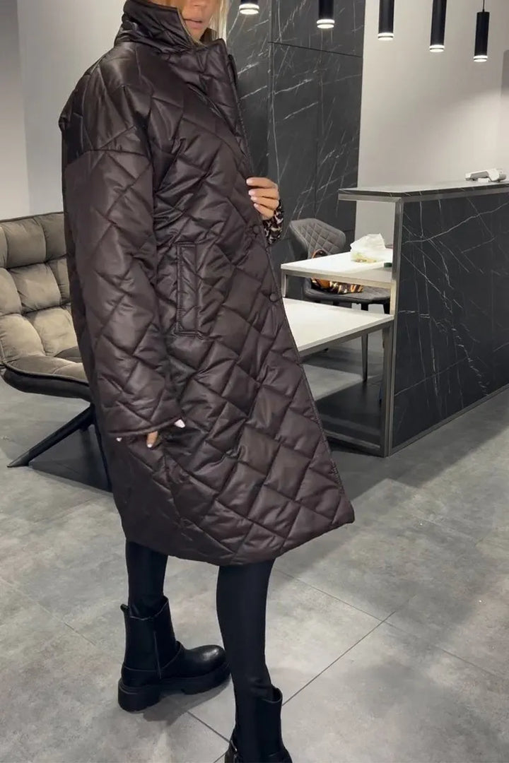 Caldo cappotto donna trapuntato con audace stampa leopardata. Eleganza e protezione dal freddo in un capo.