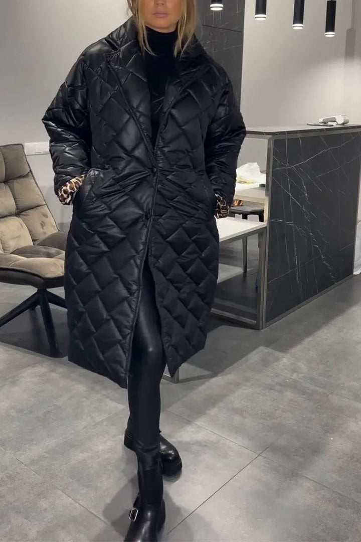 Giacca trapuntata leopardata da donna, design elegante per un look raffinato. Ideale per l'ufficio o serate.
