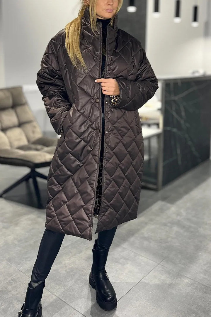 Cappotto invernale donna trapuntato, stampa leopardata, offre calore e comfort. Abbigliamento moda femminile.