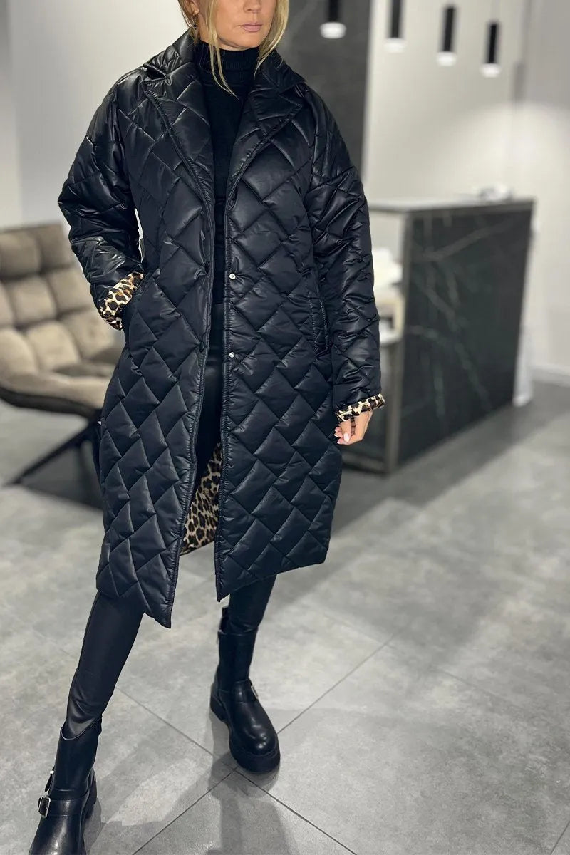 Cappotto trapuntato donna elegante leopardato per l'inverno, caldo e alla moda. Perfetto per un look chic.