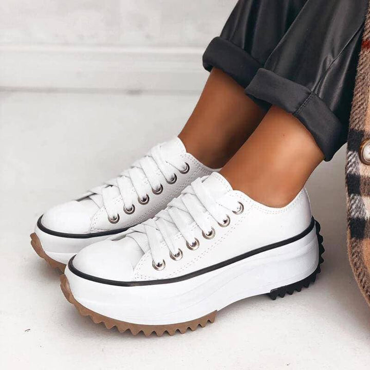 Sneakers donna con plateau alla moda, calzature eleganti e confortevoli. Ideali per un tocco chic urbano.