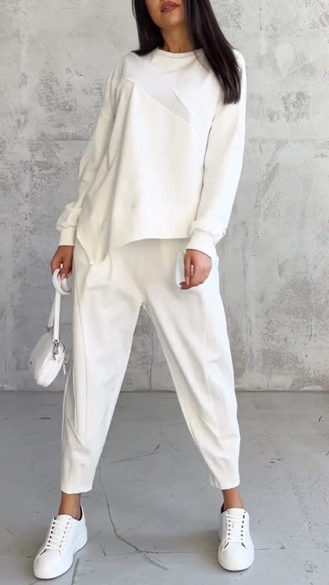 Completo donna due pezzi girocollo, comodo e versatile per abbigliamento casual primavera/autunno.