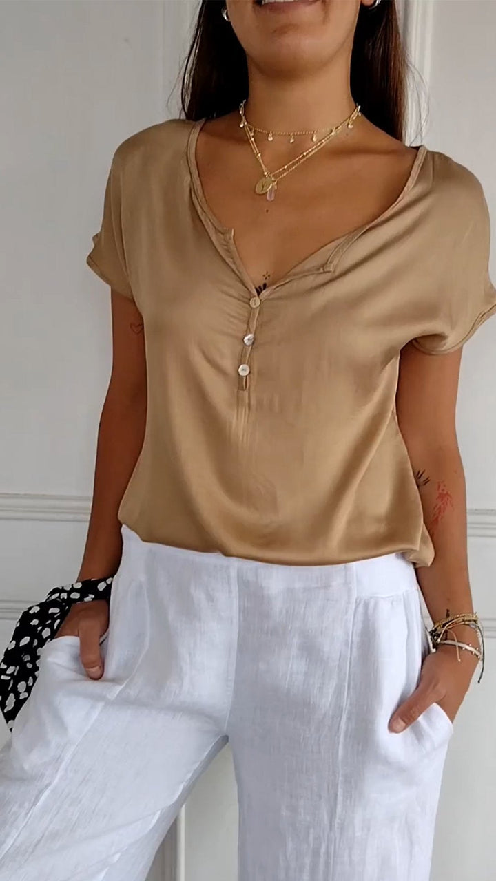 T-shirt donna marrone con scollo a V, versatile e confortevole per outfit estivi.