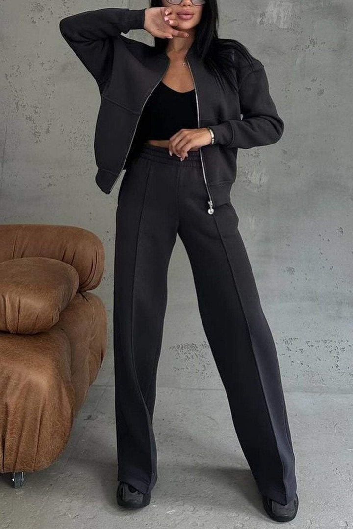 Dettaglio felpa oversize donna con zip, parte del completo due pezzi casual. Abbigliamento comodo e moda athleisure.