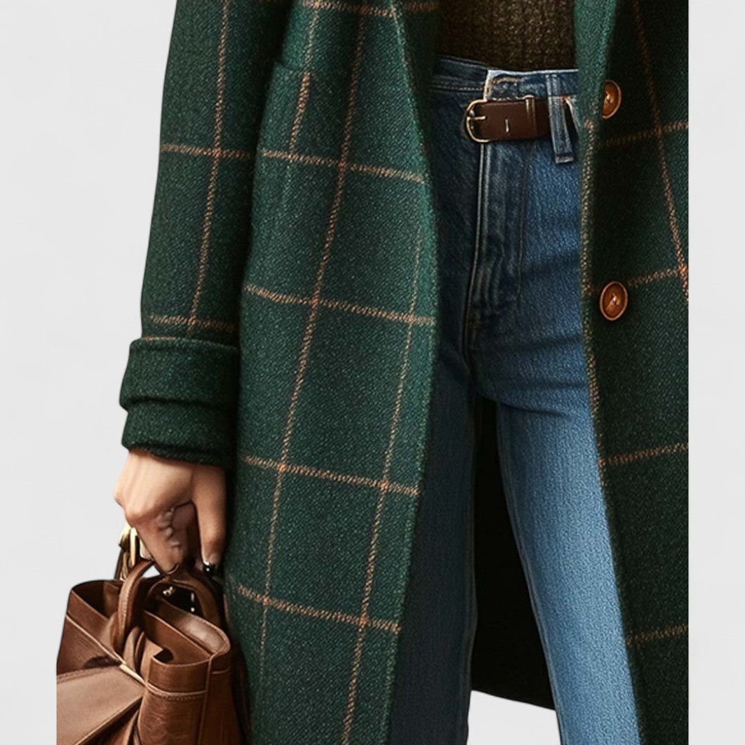 Cappotto invernale classico da donna, fantasia scozzese in tweed, con eleganti revers a lancia. Moda autunno.