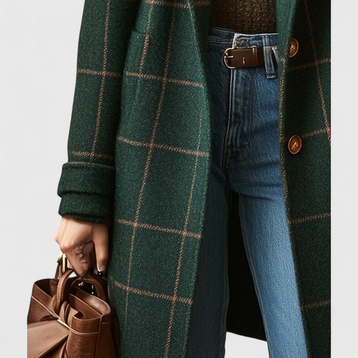 Cappotto invernale classico da donna, fantasia scozzese in tweed, con eleganti revers a lancia. Moda autunno.
