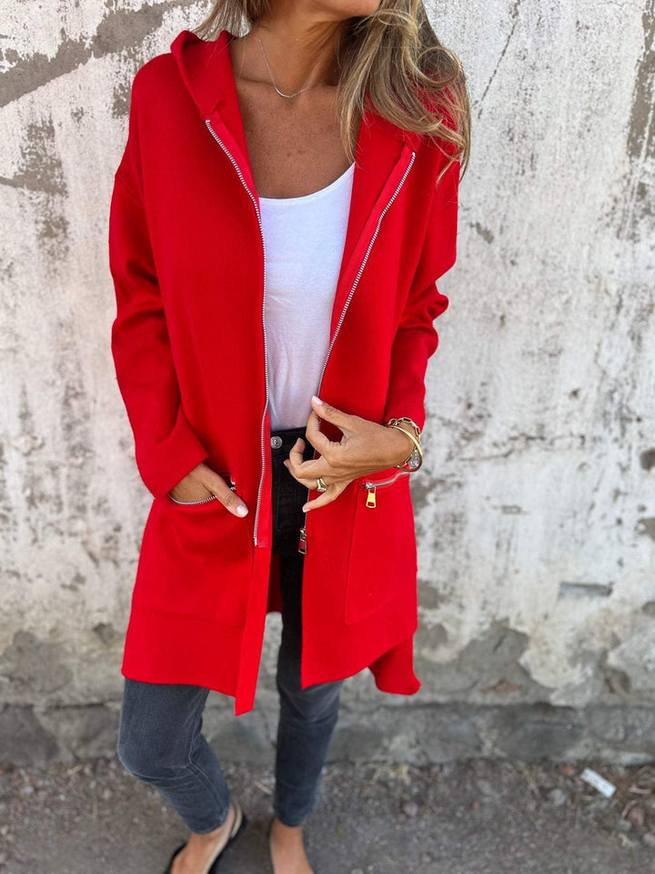 Cardigan lungo donna con cappuccio e zip, look invernale trendy e comodo.