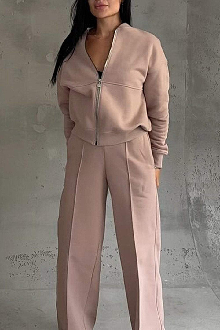 Close-up tessuto completo donna due pezzi. Morbida felpa oversize e jogger, per comfort e stile athleisure.
