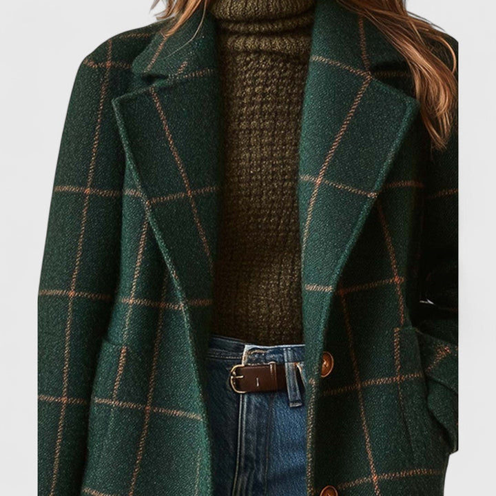 Cappotto lungo donna in tweed a quadri scozzesi verde scuro, dal design classico con ampi revers a lancia.