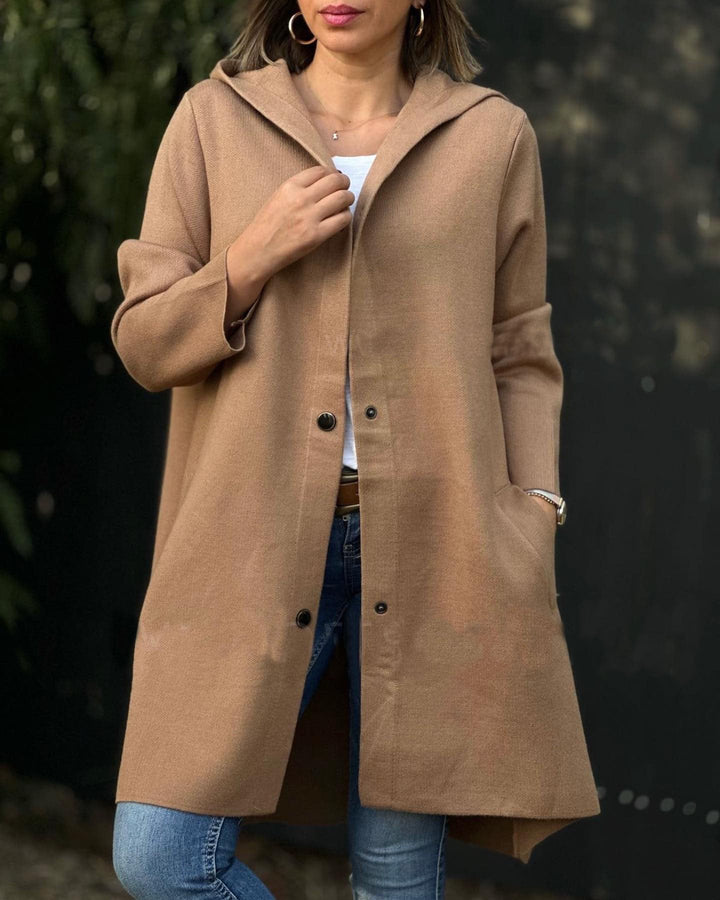 Giacca invernale lunga da donna, calda ed elegante, perfetta per affrontare il freddo con stile.