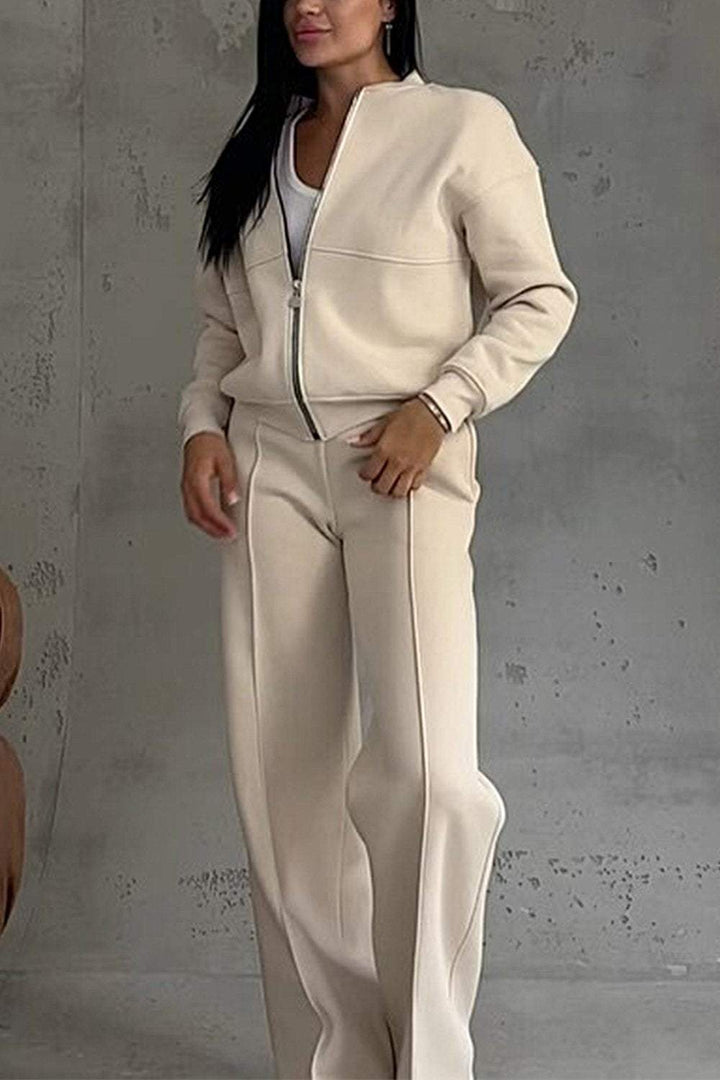 Modella con completo donna sportivo due pezzi, felpa oversize con zip e jogger. Look casual e moderno.