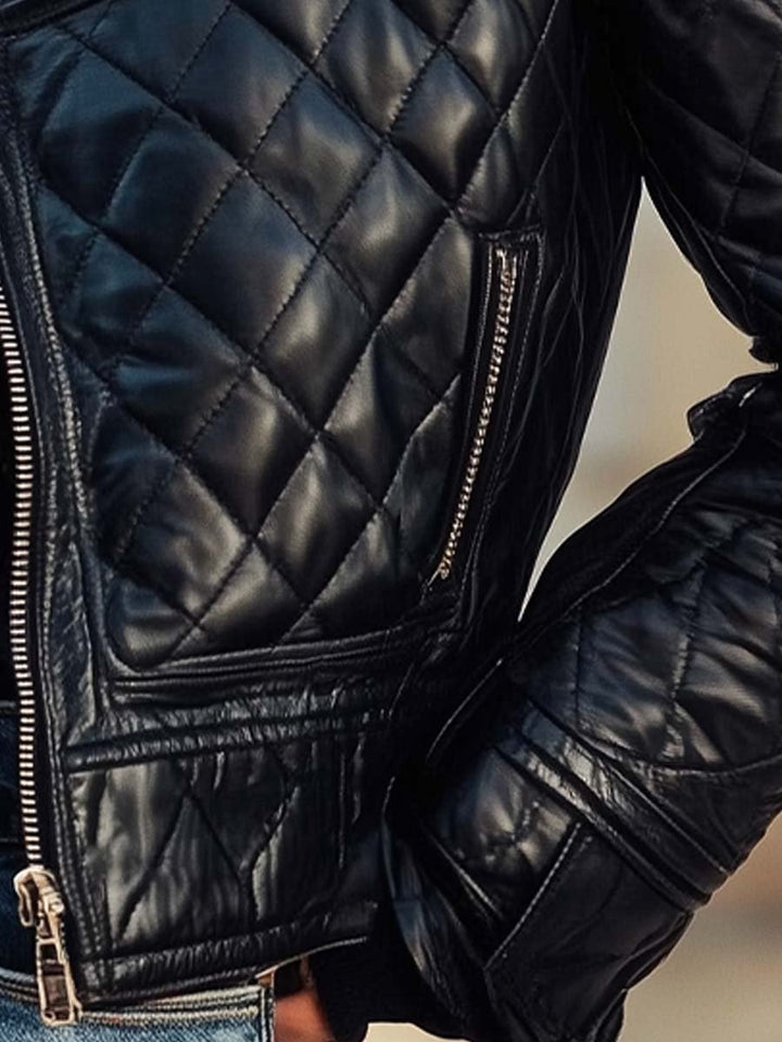 Moderna giacca nera trapuntata da donna, design retrò con collo alto, perfetta per stile autunnale ed elegante.