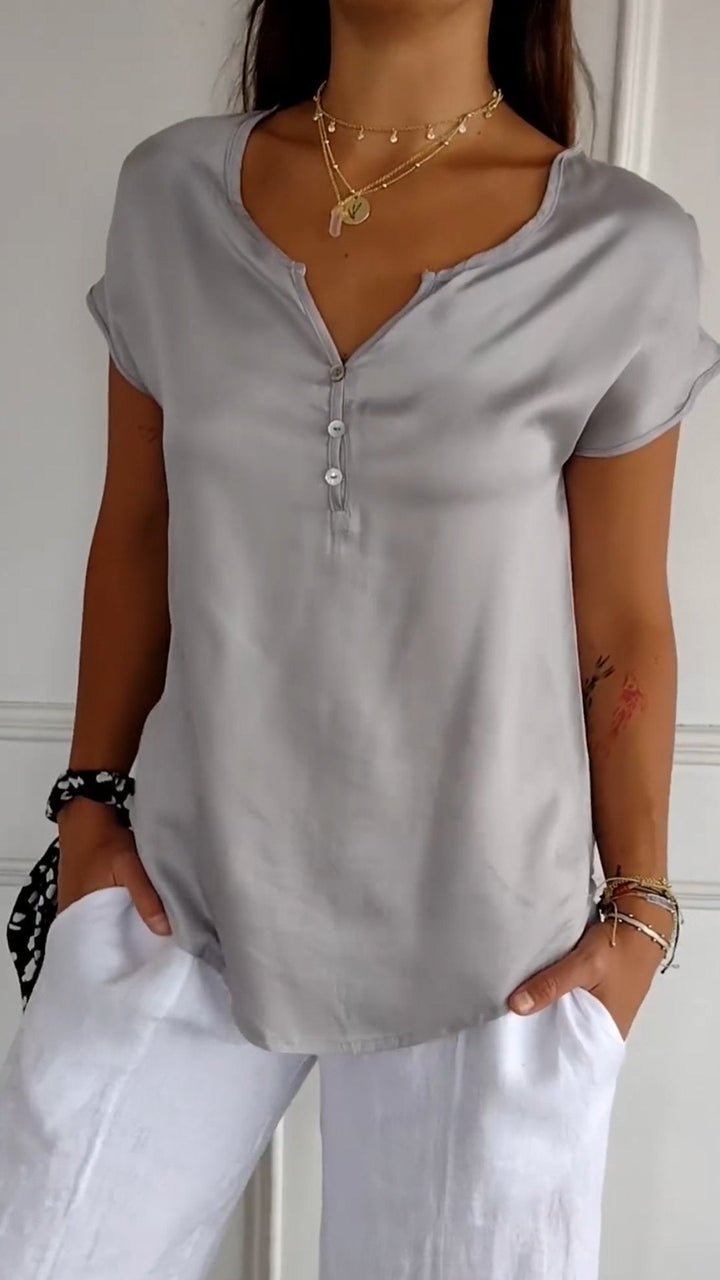 T-shirt estiva donna con scollo a V, leggera e alla moda, per un look fresco e disinvolto.